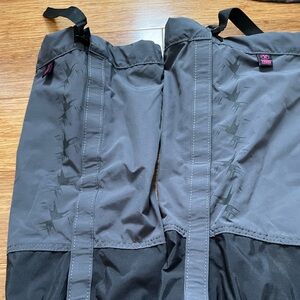Adult one size Tubbs nylon black and gray snowshoe gaiters NWOT
